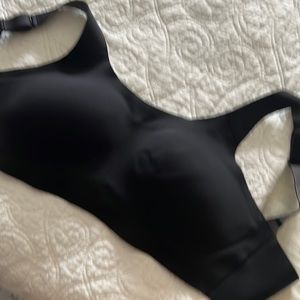 NWOT. Brooks 36DD sports bra.
